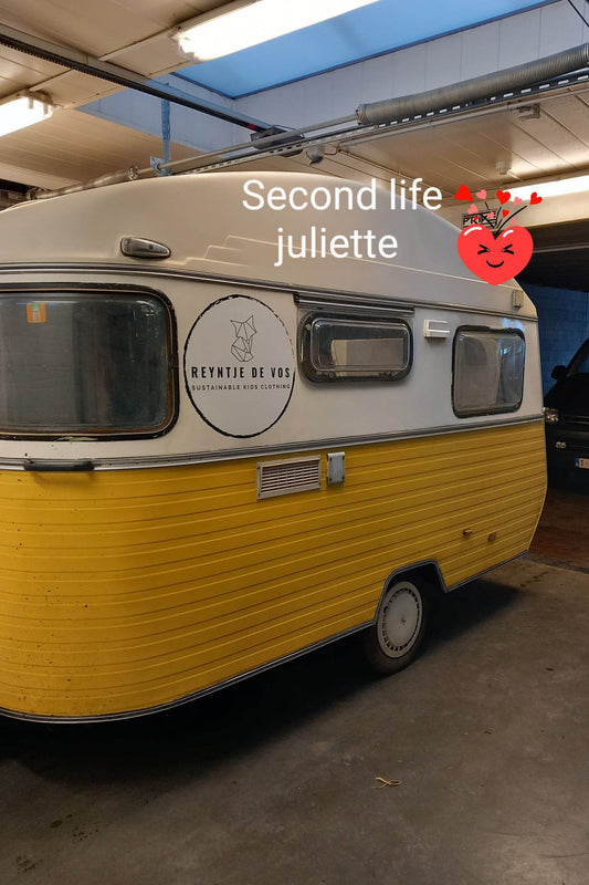 Retro caravan van het jaar 1978 die gebruikt wordt om Reyntje de vos in de kijker te plaatsen. Geschilderd in Oker geel en wit.