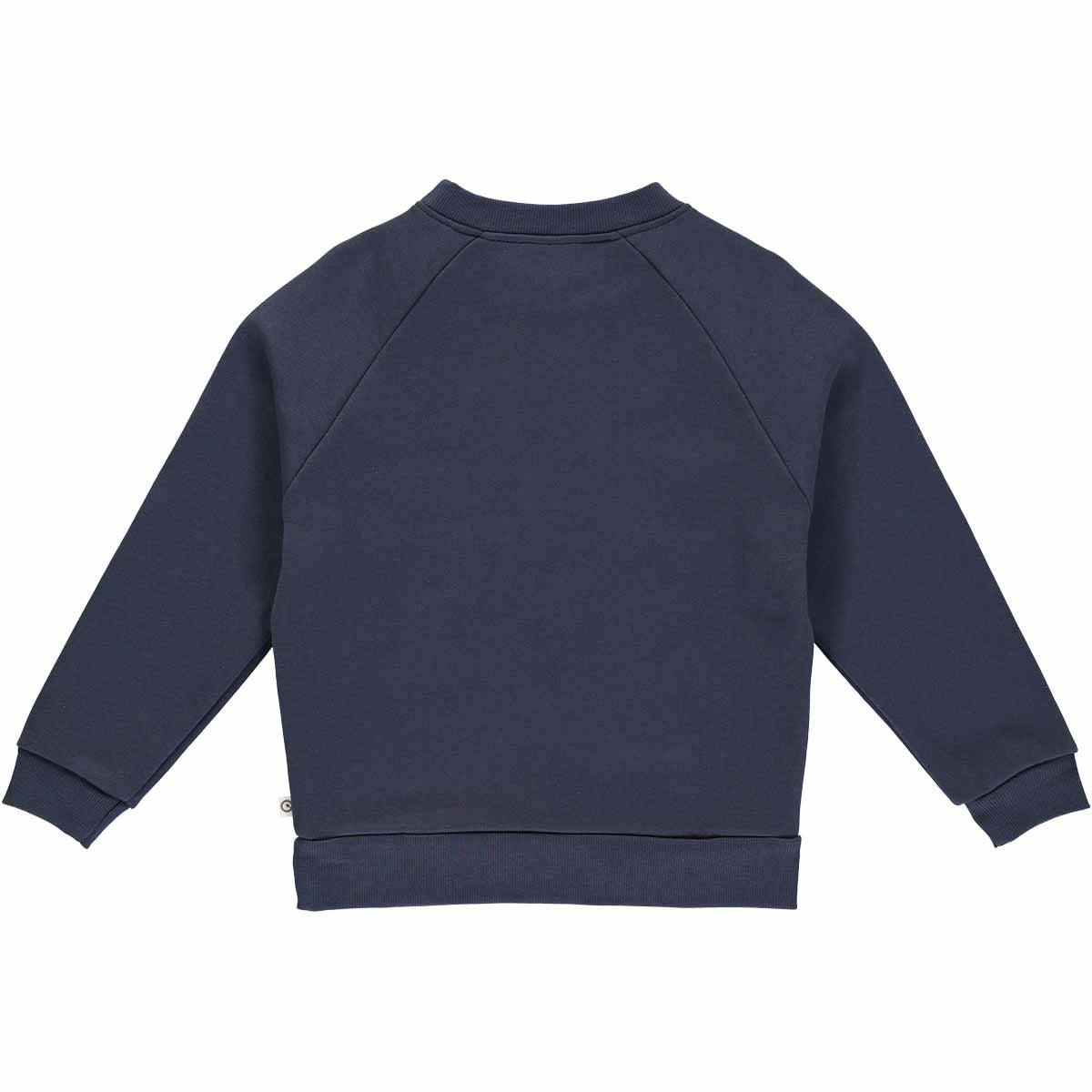 sweater in nacht blauw met op de borst een geborduurd logo, foto van de achterkant