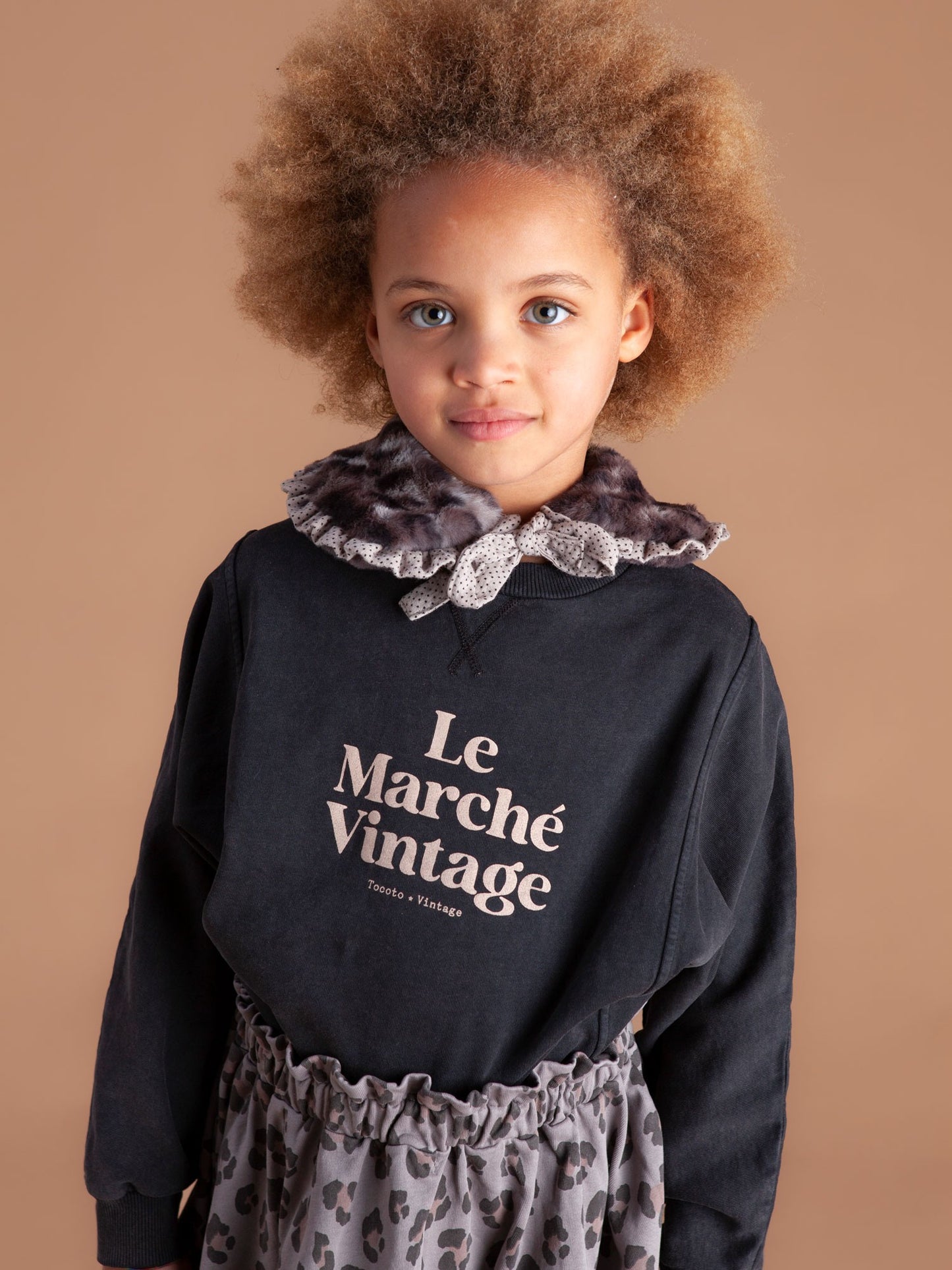 meisje met sweater met opschrift le marché vintage