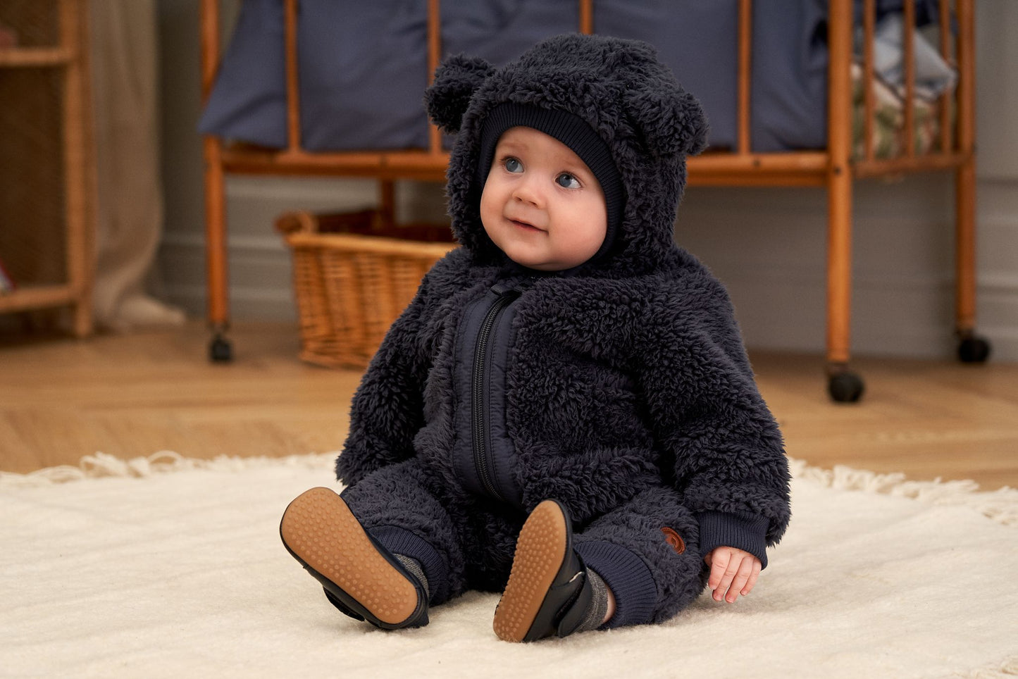 Baby met donkerblauw berenpakje
