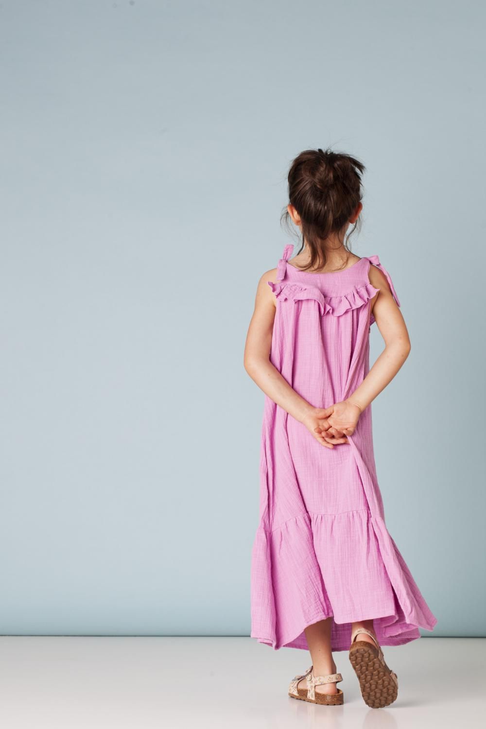 lange jurk roze knooplinten linnen ruches Tocoto vintage 100% organisch katoen fairtrade gemaakt babykleding duurzame kinderkleding sustainable kids clothing